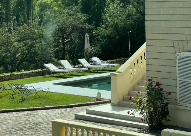 Piscine chaises longues pool party Île-de-France